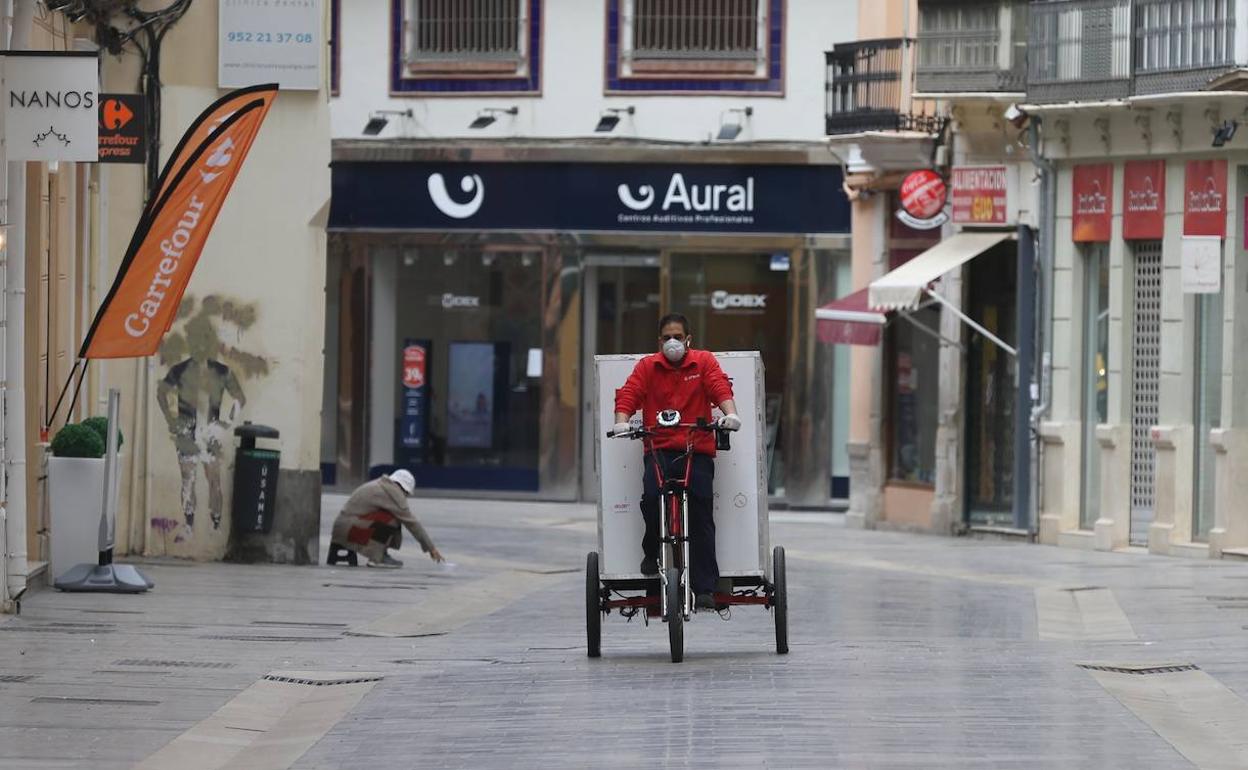 Un repartidor, en el centro de Málaga durante la primera ola 