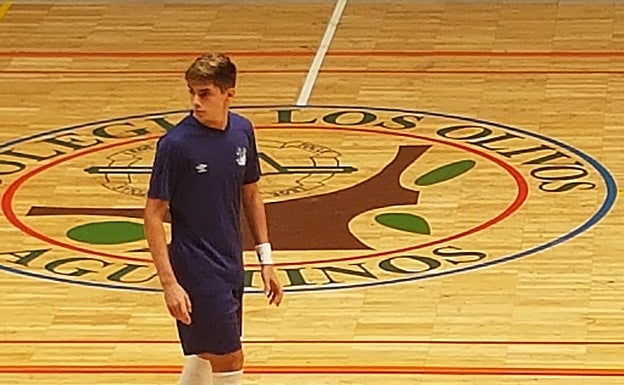 El juvenil Javi Campano, en el Pabellón Fray Francisco Baños del Colegio Los Olivos. 
