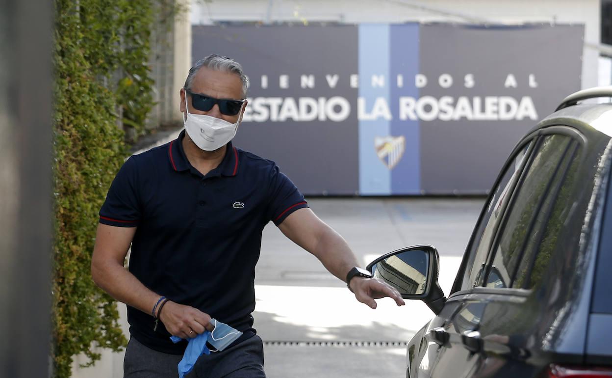 El entrenador del Málaga, Sergio Pellicer, tras someterse a una PCR en la etapa final de la pasada campaña. 