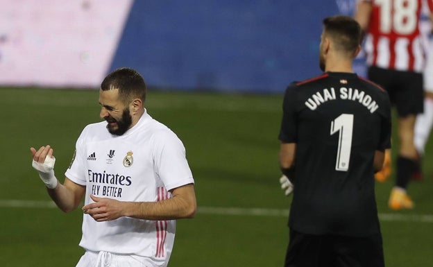 Benzema, al que se le concedió en el VAR un gol anulado inicialmente. 