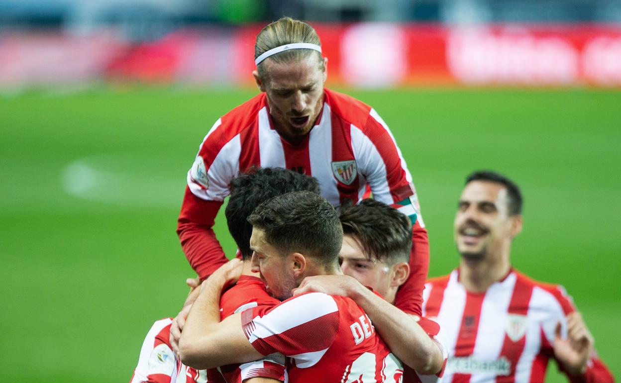 Los jugadores del Athletic celebran uno de los goles de Raúl García. 