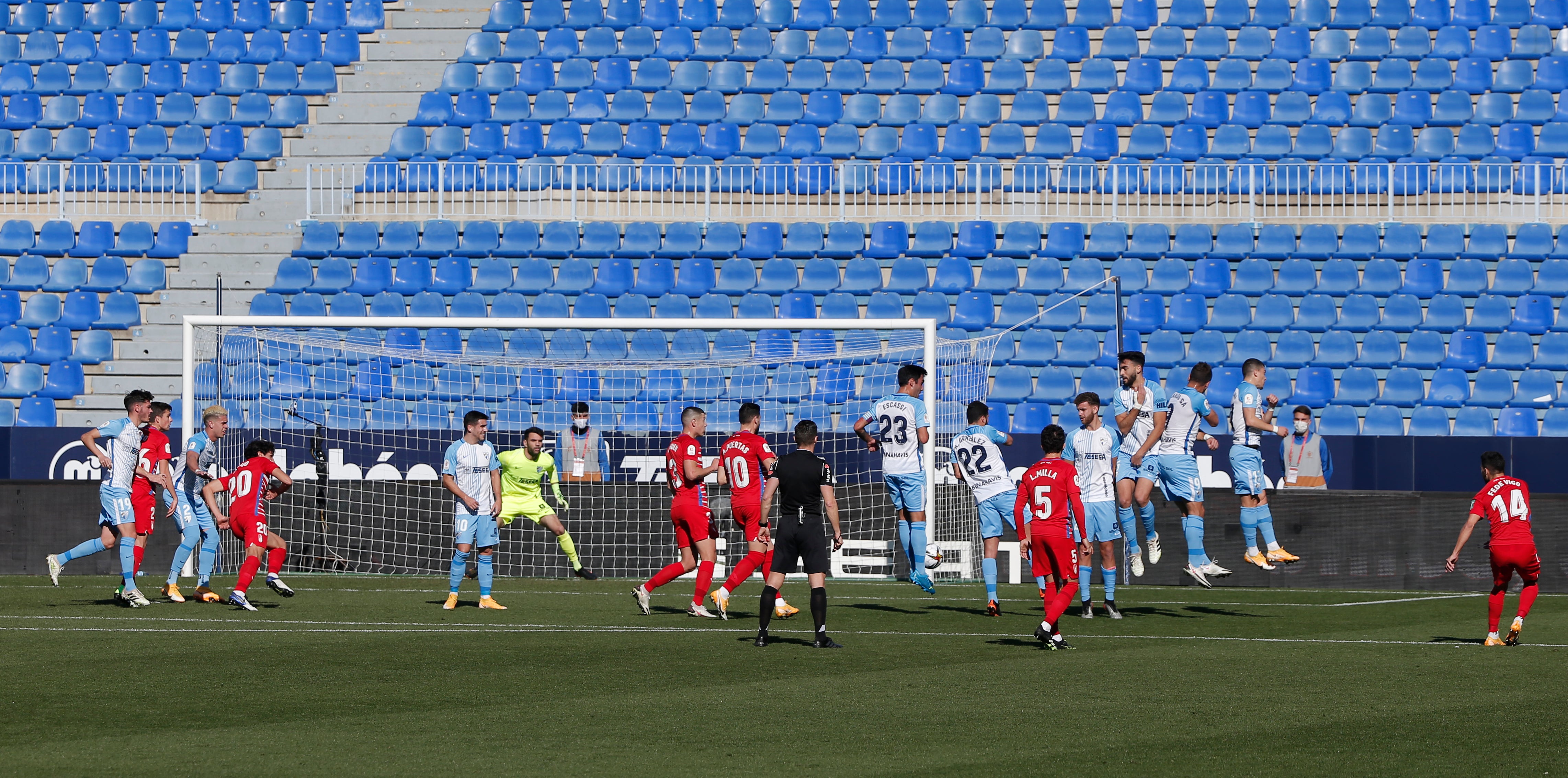 El Málaga reaccionó demasiado tarde ante el Granada (1-2)