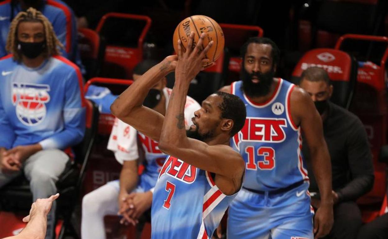 Harden observa a Durant durante el partido. 