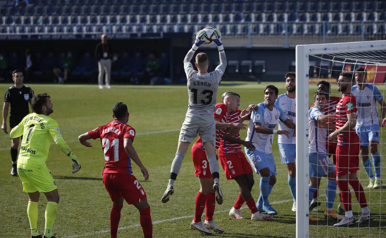 Aarón atrapa el balón por alto en un córner de ataque del Málaga, con Juan Soriano al remate. 