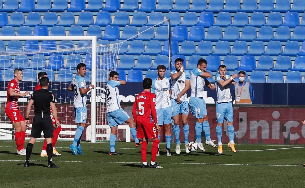 Esta falta sacada por Fede Vico golpeó en Escassi y supuso el primer gol del Granada. 