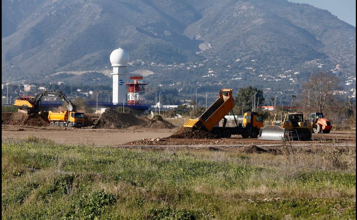 Los trabajos en la nueva ciudad deportiva del Málaga se reanudaron ayer. 