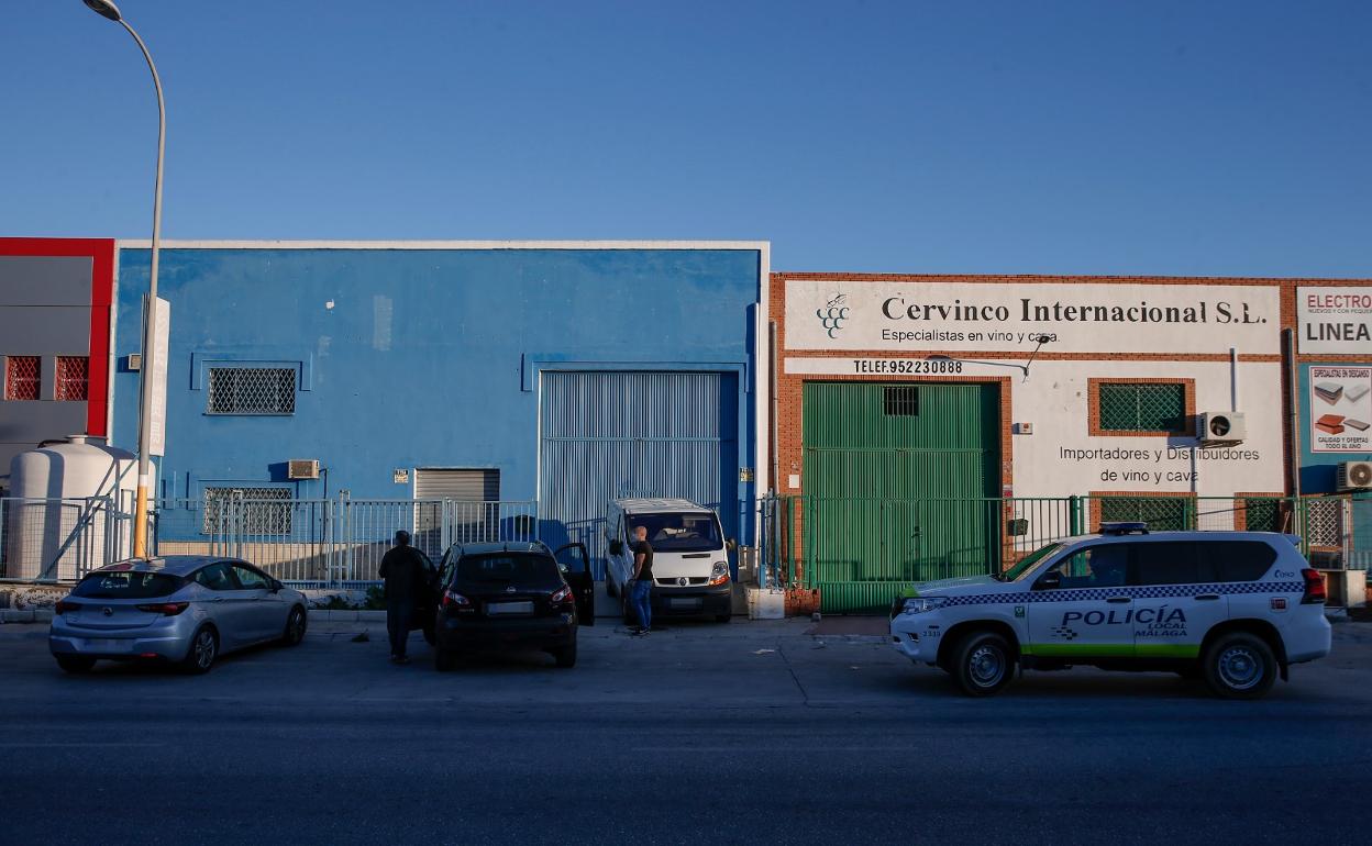 Dispositivo policial desplegado en la nave donde encontraron 2.900 plantas de marihuana (a la izquierda, con la fachada de color azul). 