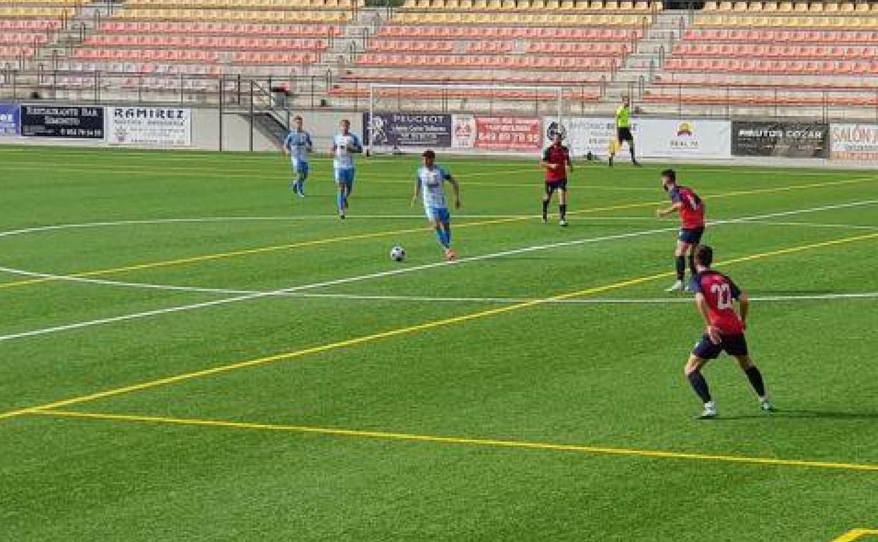 El Malagueño, en su partido en el campo del Estepona. 