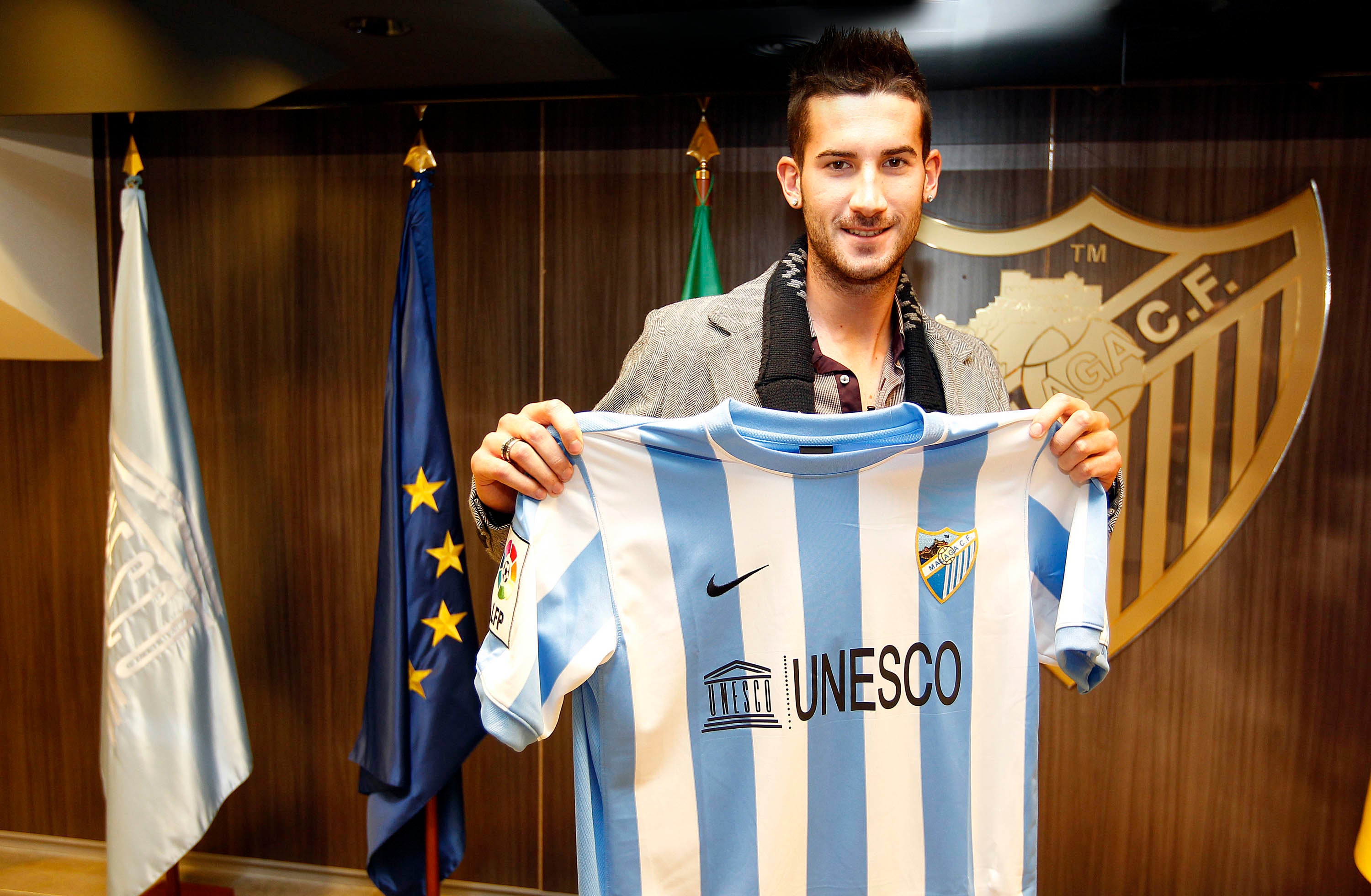 Óscar Sielva posa con la camiseta del Málaga tras firmar con el Atlético Malagueño en invierno de 2011. 