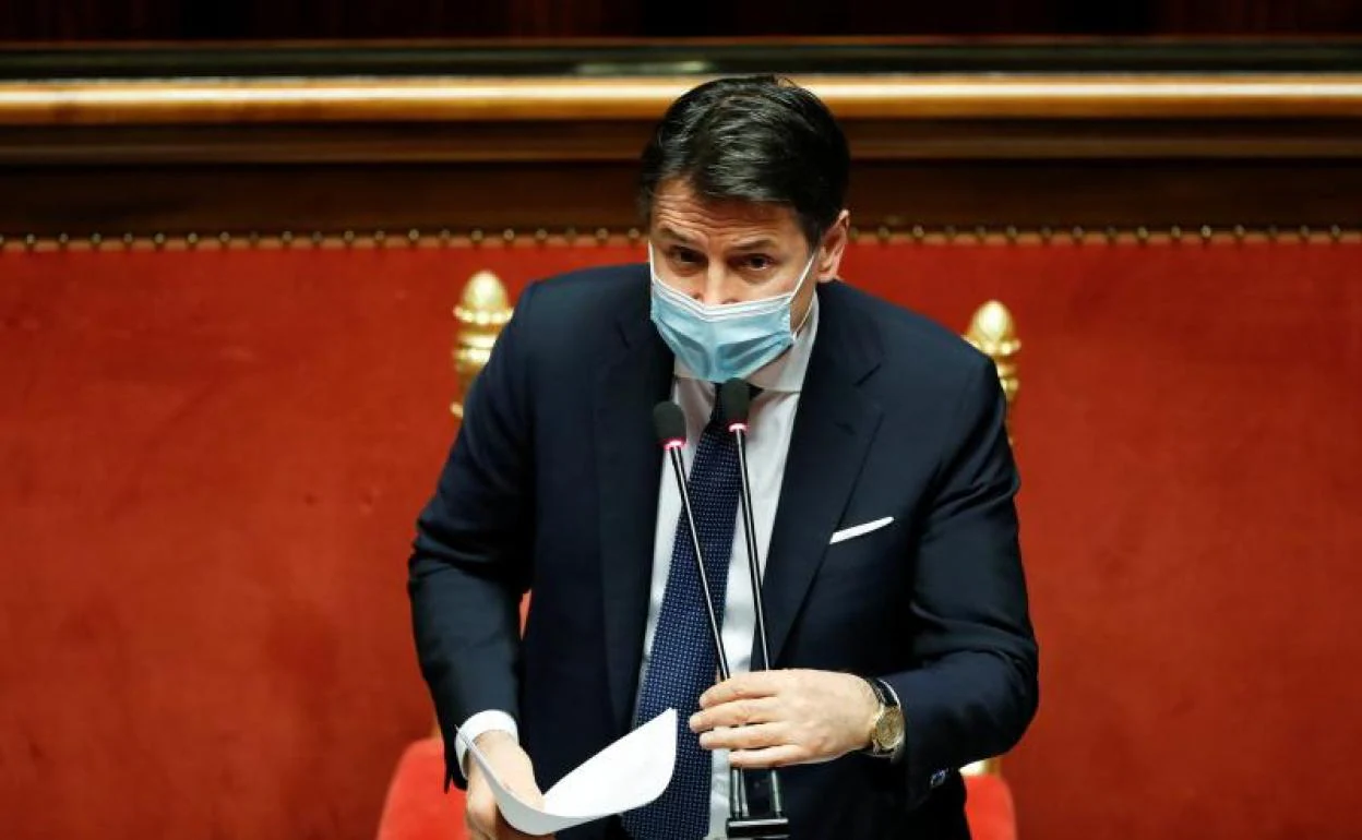 Giuseppe Conte se dirige al Senado italiano para pedir su confianza.