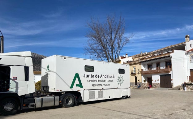 La unidad móvil de la Junta para los cribados, este martes en Alfarnate. 