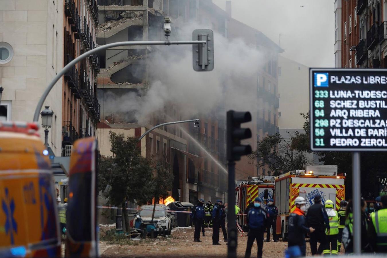 Efectivos de Bomberos, Policía y equipos de emergencias trabajan en la calle Toledo de Madrid, en el lugar en el que dos personas han muerto tras la explosión que ha provocado el derrumbe de parte de un edificio de seis plantas en el centro de Madrid.
