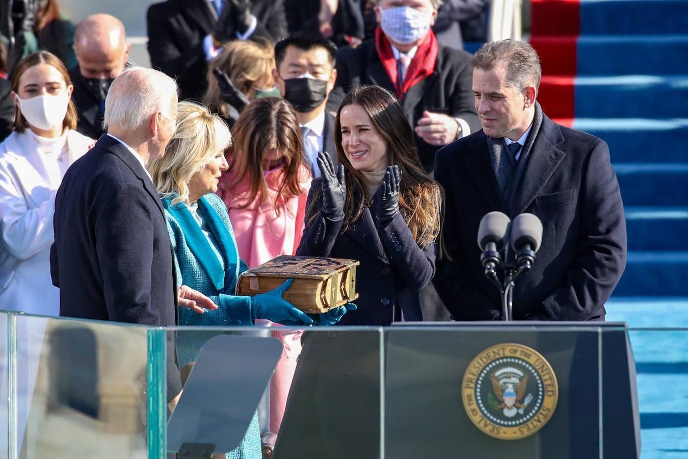 El presidente de los Estados Unidos, Joe Biden, saluda a Jill Biden, a su hija Ashley Biden y a su hijo Hunter Biden después de tomar posesión como presidente.