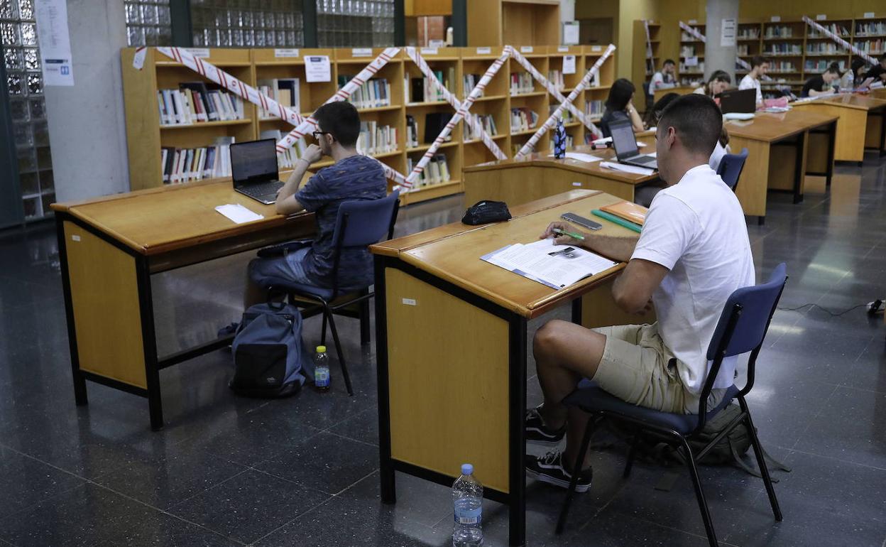 La Biblioteca General, con un alumno por mesa como medida de seguridad frente al Covid-19. 