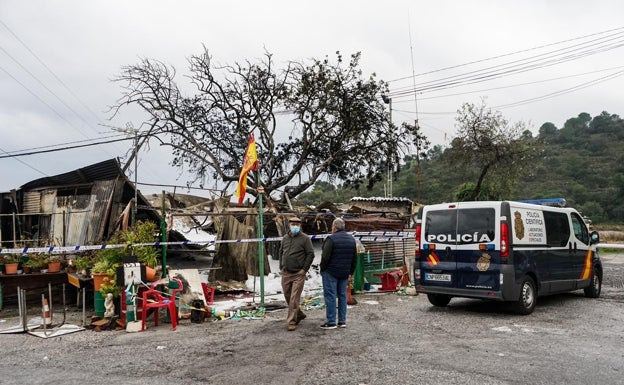 Exterior de la vivienda en la que se produjo el incendio, en Churriana. 