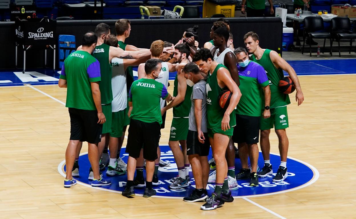 La plantilla del Unicaja hace piña en un entrenamiento de esta temporada. 