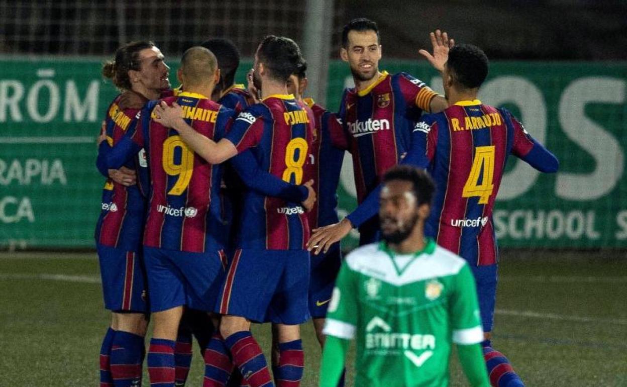 Los jugadores del Barça celebran el gol de Dembélé. 