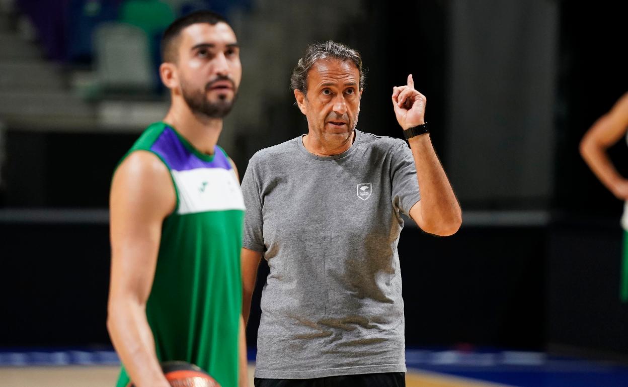 Jaime Fernández y Luis Casimiro, durante un entrenamiento en el Palacio de los Deportes. 