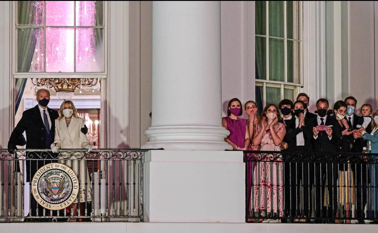 La pareja presidencial, desde el balcón de la Habitación Azul, y el resto de la familia Biden a su lado, contemplan los fuegos artificiales en el cielo de Washington.