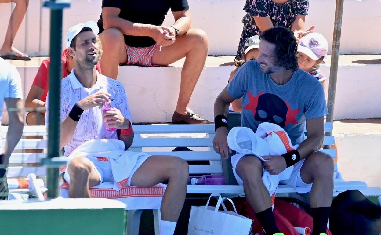 Novak Djokovic y Feliciano López, en un entrenamiento en agosto en Puente Romano. 