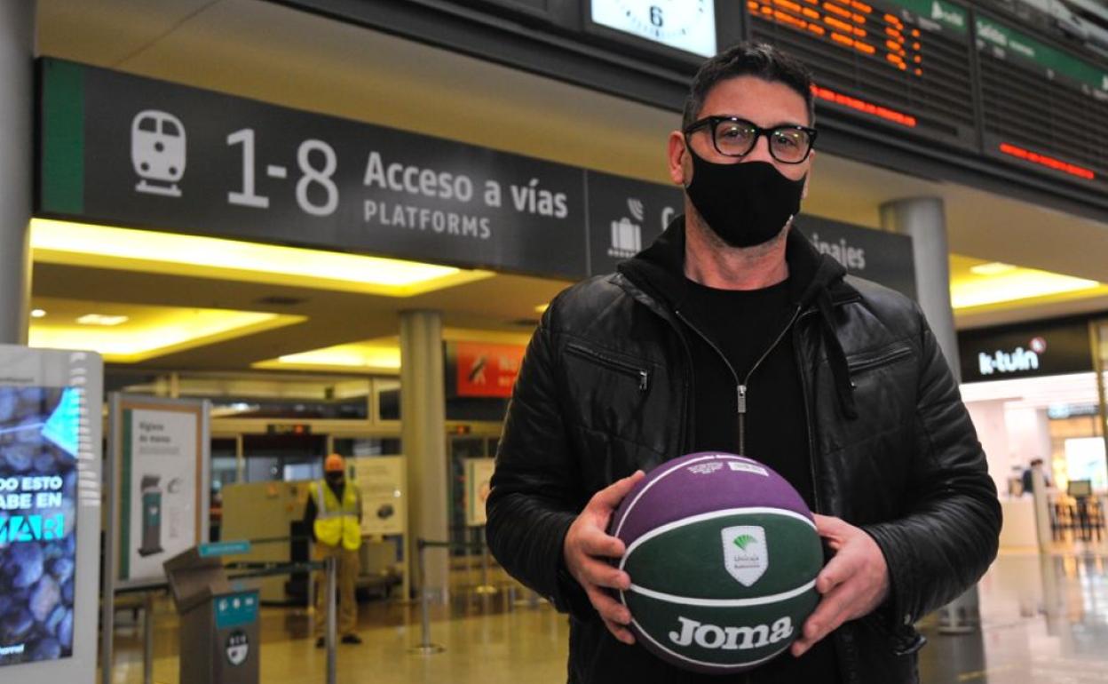 Fotis Katsikaris, ayer a su llegada a Málaga en la estación María Zambrano.