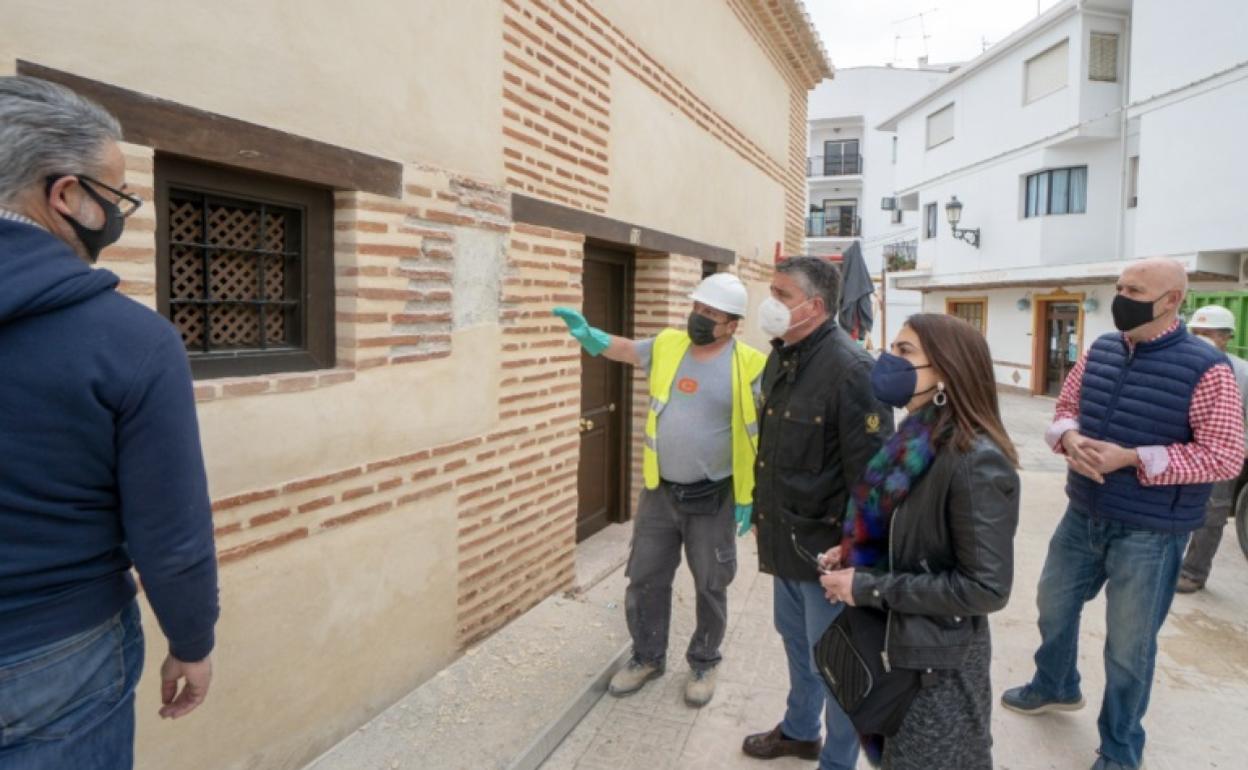 El alcalde y la edil de Cultura, ayer en una visita al inmueble. 