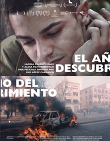 Imagen secundaria 2 - Arriba, imagen partida de un fotograma de 'El año del descubrimiento'. Abajo, rodaje en un bar, escenario fundamental en el documental y cartel del filme.