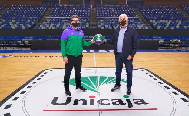 Katsikaris, junto al director deportivo del Unicaja, Manolo Rubia. 