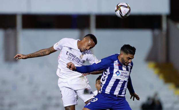 El madridista Militao salta junto a Jona en una pugna por alto.