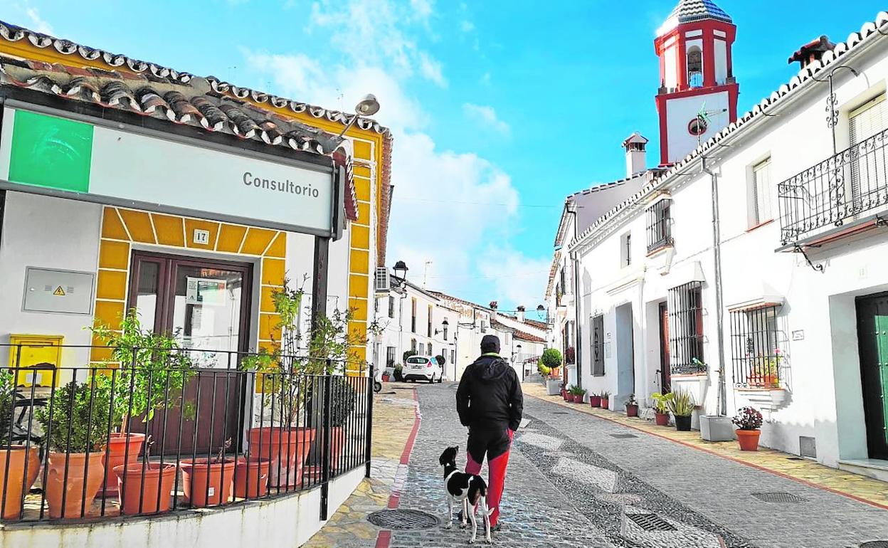 Un vecino pasea por la calle principal de Atajate, en la Serranía de Ronda, en la que se sitúa el consultorio médico de la localidad con servicio solo tres días a la semana. 