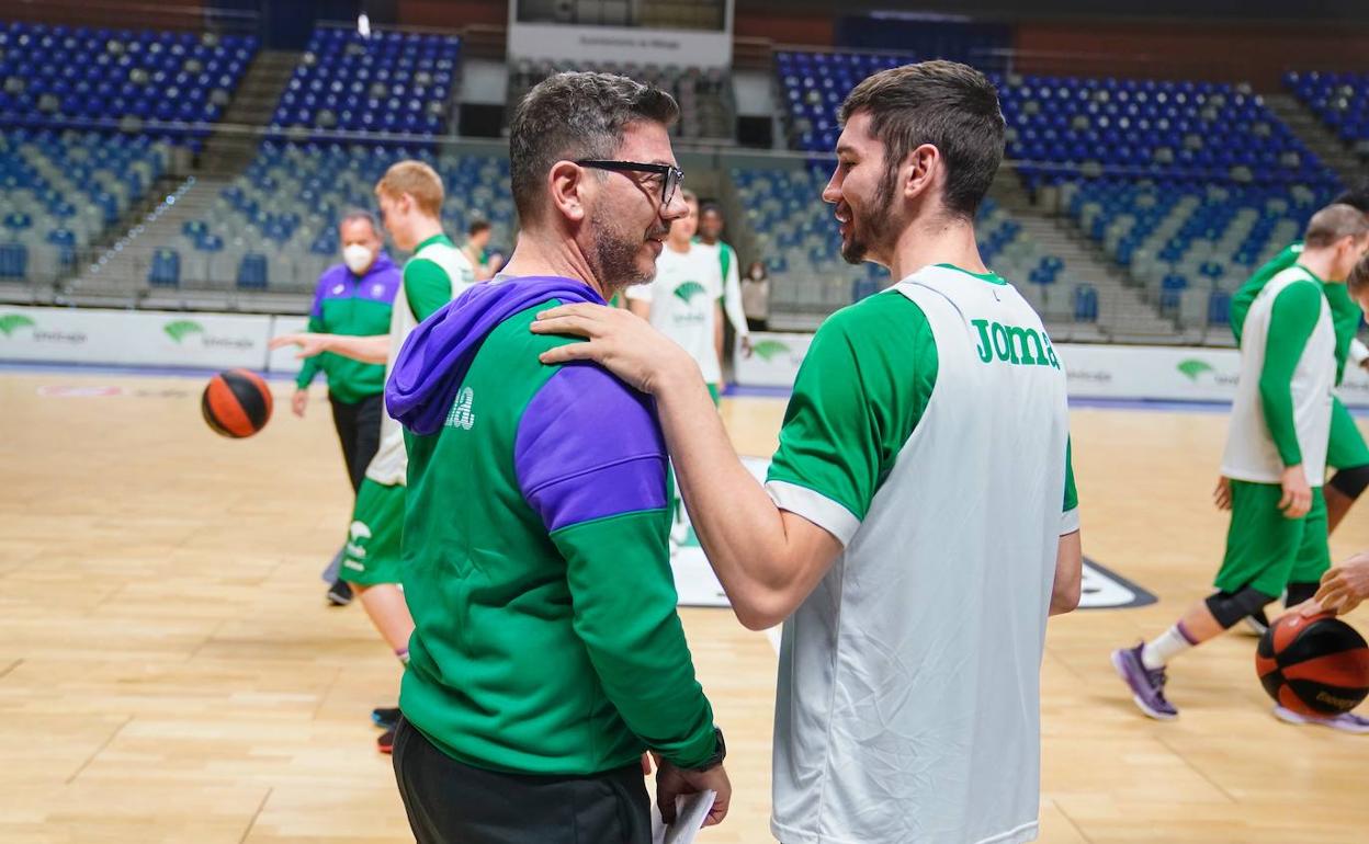 Katsikaris dialoga de forma amigable con Brizuela antes de su primer entrenamiento. 