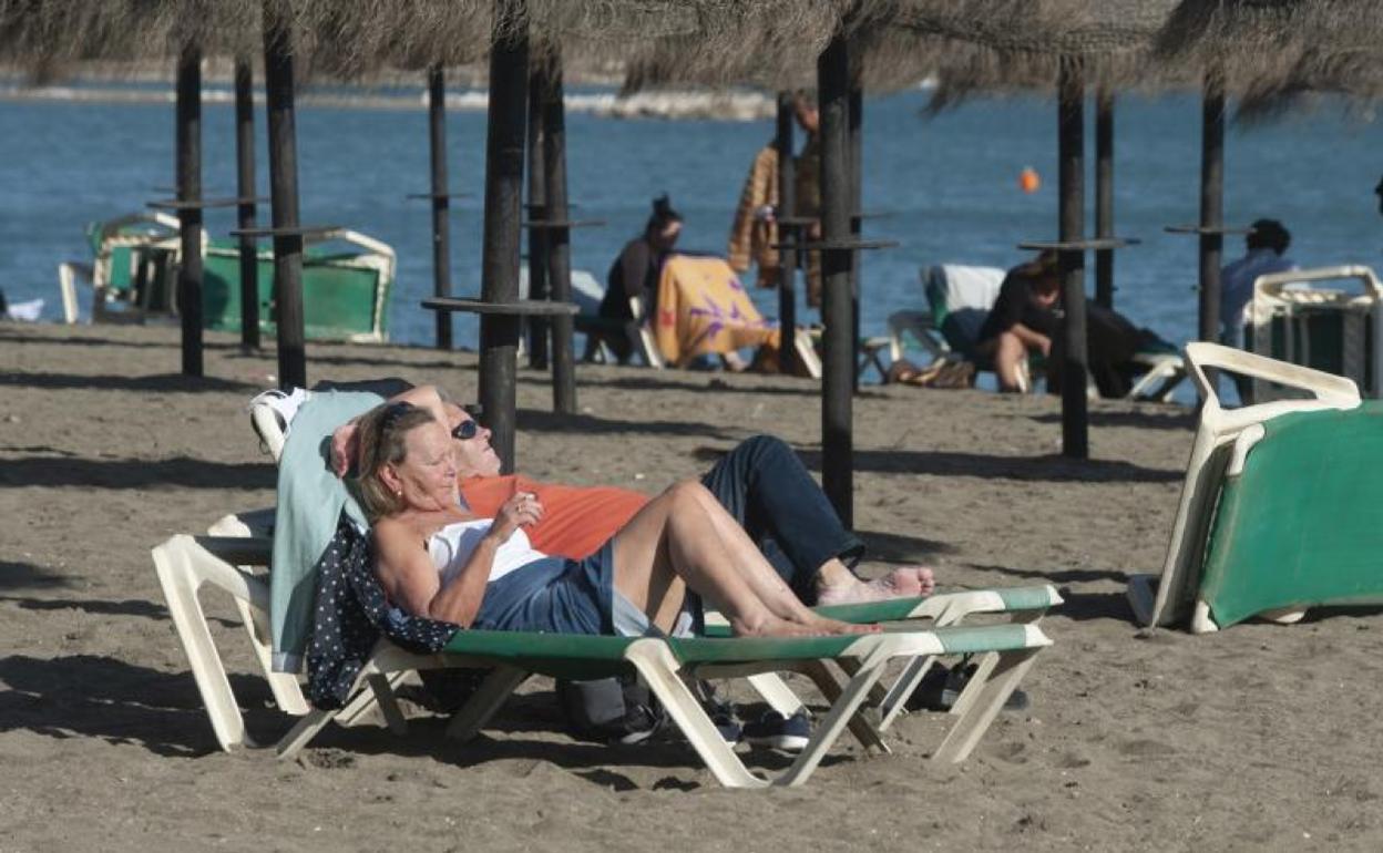 Turistas tomando el sol en una imagen de enero del año pasado, antes del confinamiento. 