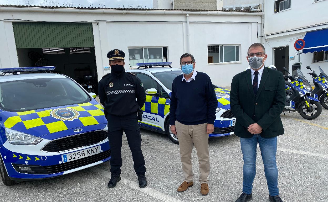 El jefe de la Policía Local, el alcalde y el edil de Seguridad Ciudadana, este lunes en la Jefatura. 