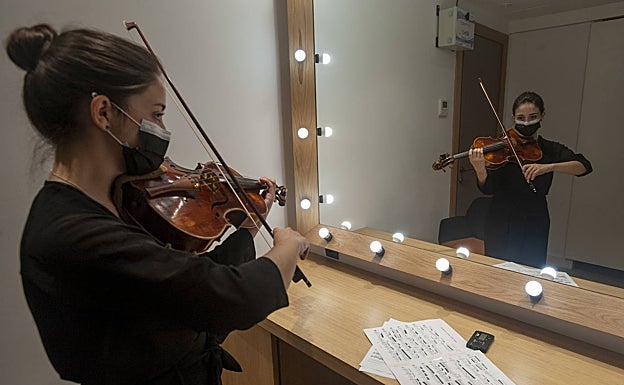 Helena Ruiz, en el camerino ensayando para la prueba. 