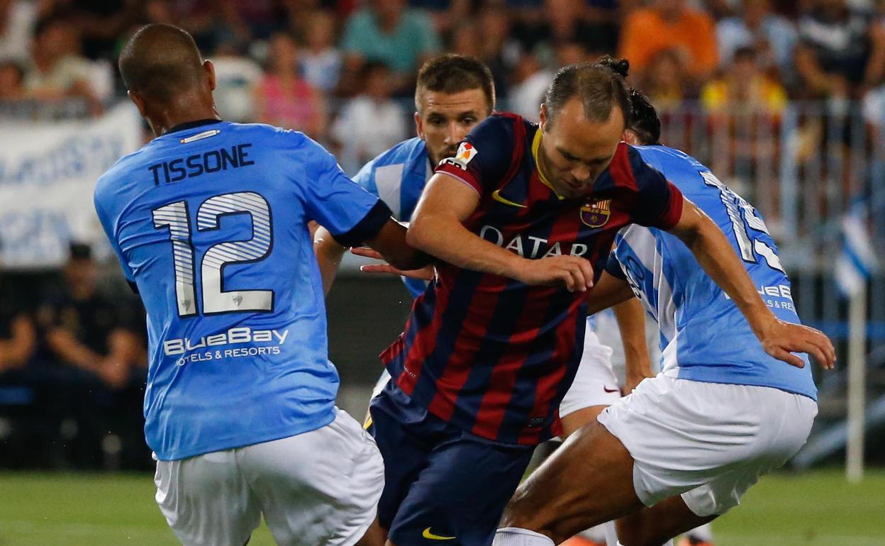 Un Málaga-Barcelona de la temporada 2013-14 donde Tissone, Camacho y Angeleri presionan a Iniesta