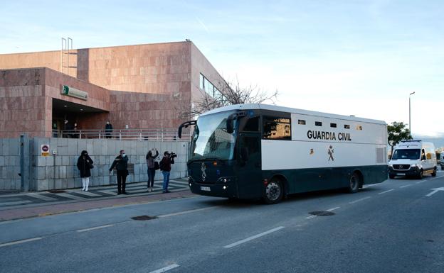 Llegada de los vehículos de la Guardia Civil a los juzgados esta mañana.