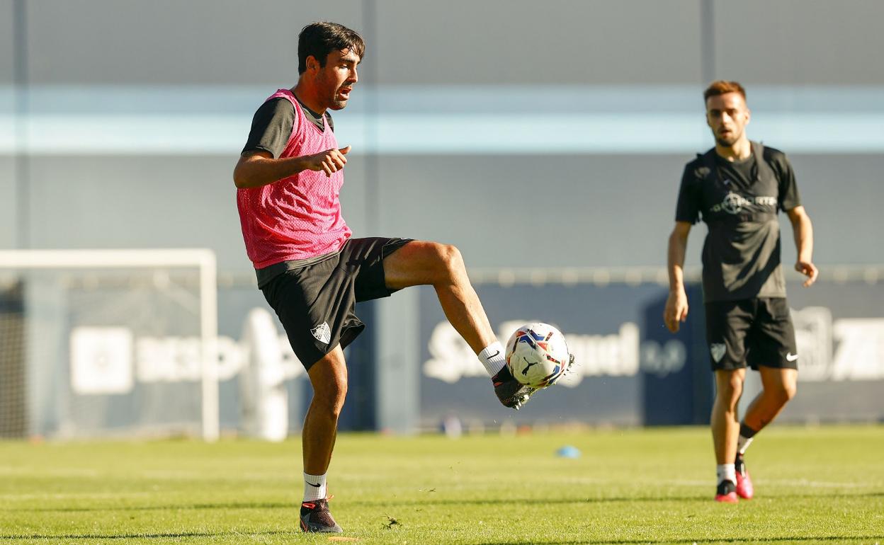 El futbolista del Málaga, Alberto Escassi, durante un entrenamiento. 