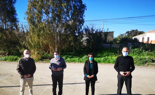 Autoridades, en la zona donde se va a actuar. 