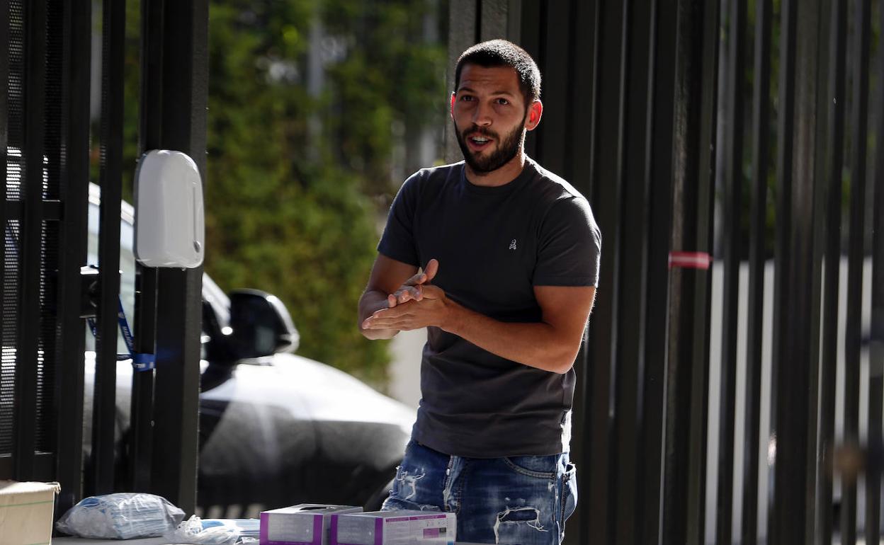 Dani Pacheco, cuando era jugador del Málaga, a la entrada de La Rosaleda.