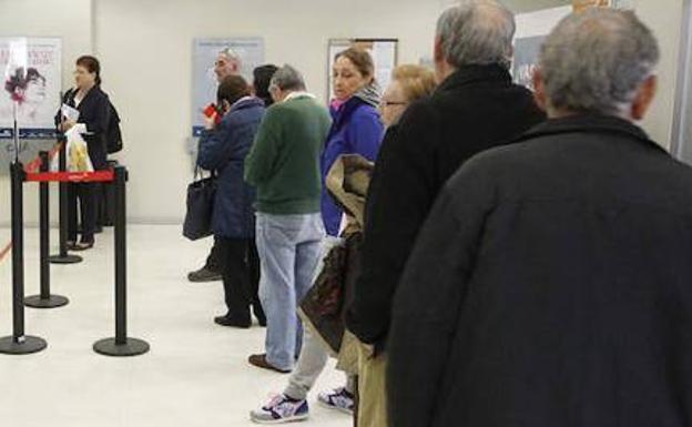 Pensionistas en la cola del banco 