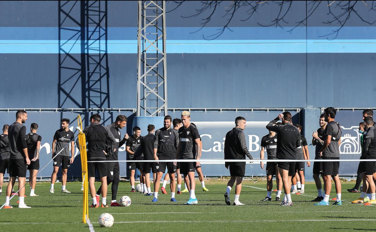 Los jugadores del Málaga tuvieron un entrenamiento más distendido en el que primaron ejercicios como el fútbol-tenis o centros y remates. 