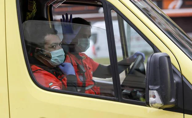 Personal de ambulancia, en una imagen de archivo 