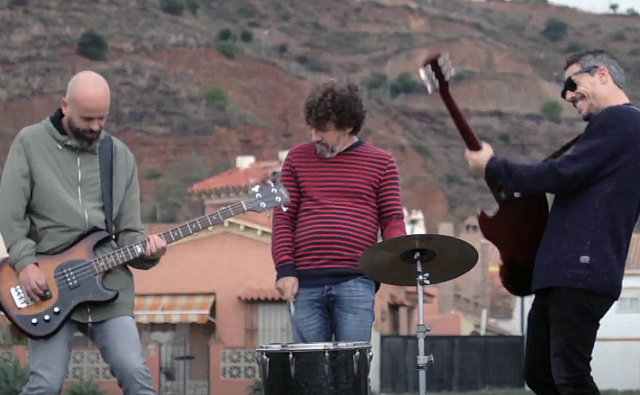 Los Turistas, en un fotograma del vídeo de su tema 'Demasiado invierno'