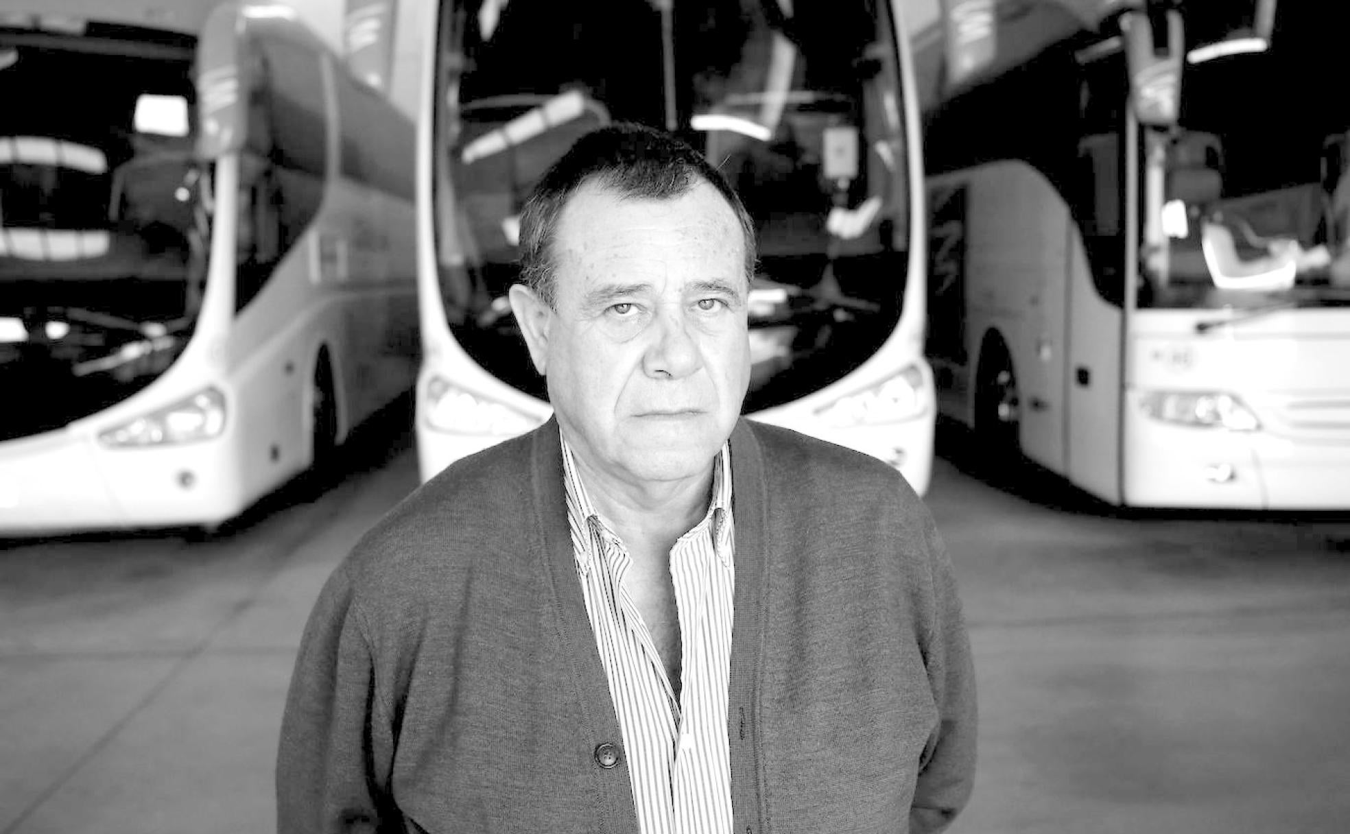 Pepe Valverde acude cada día la nave donde sus autocares llevan parados desde marzo. 