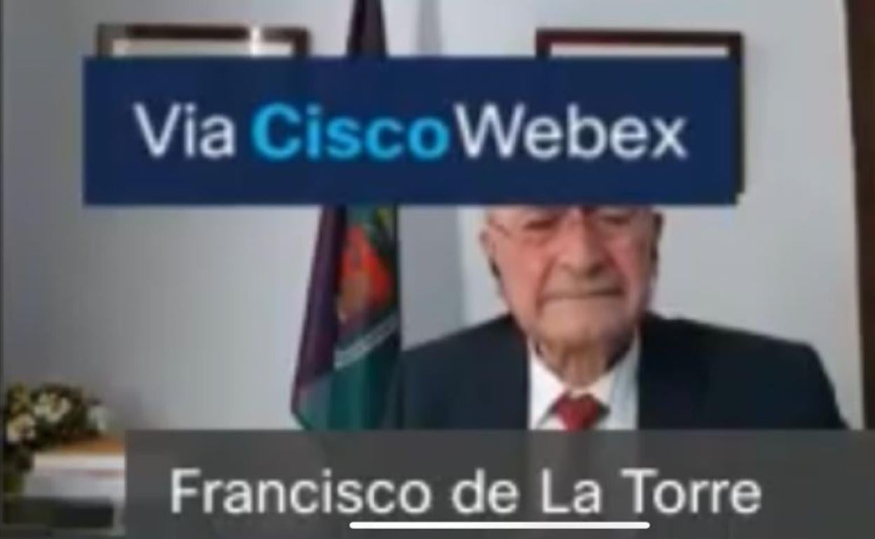 De la Torre, estuvo con la cartela de Webex tapándole media cara durante el pleno.