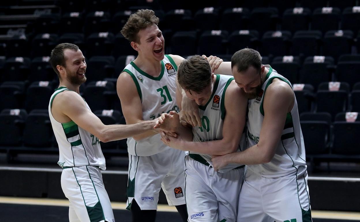 Los jugadores del Zalgiris celebran la canasta ganadora de Marius Grigonis. 