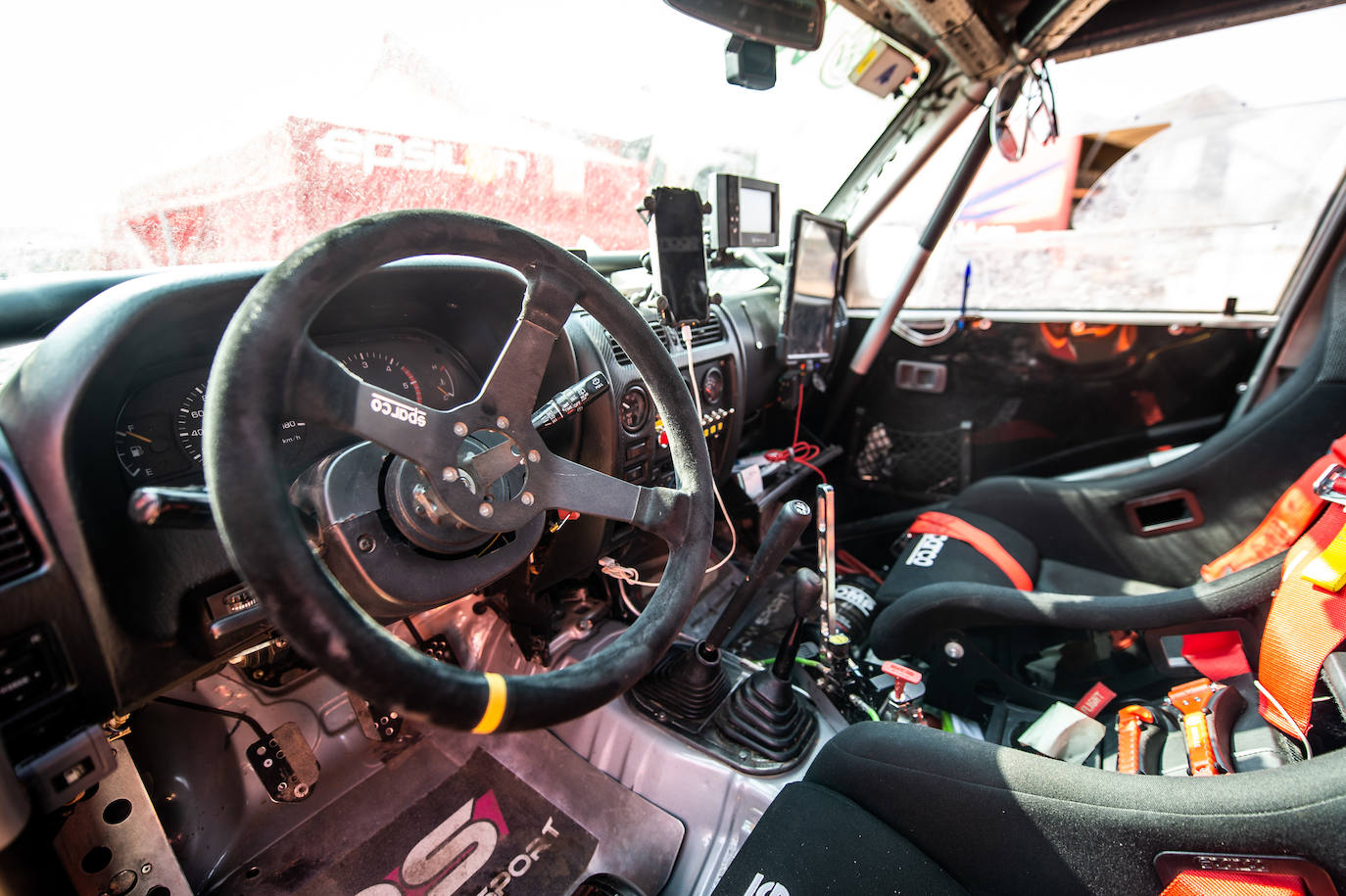 Pionero en la nueva aventura del Dakar con coches clásicos. Estas son algunas de las mejores fotos de aquella aventura. 