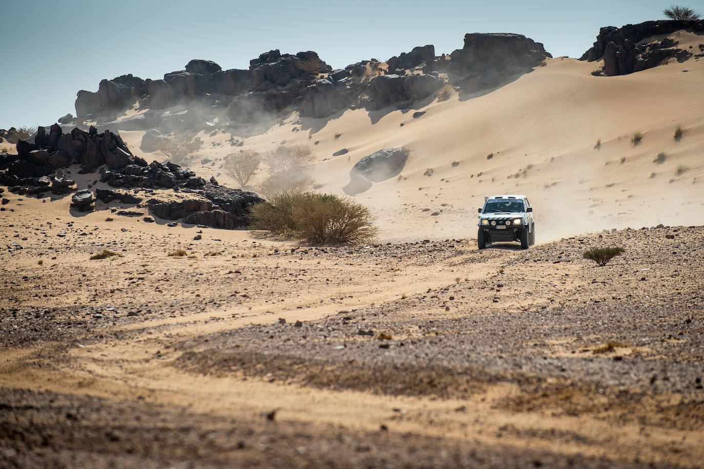 Pionero en la nueva aventura del Dakar con coches clásicos. Estas son algunas de las mejores fotos de aquella aventura. 