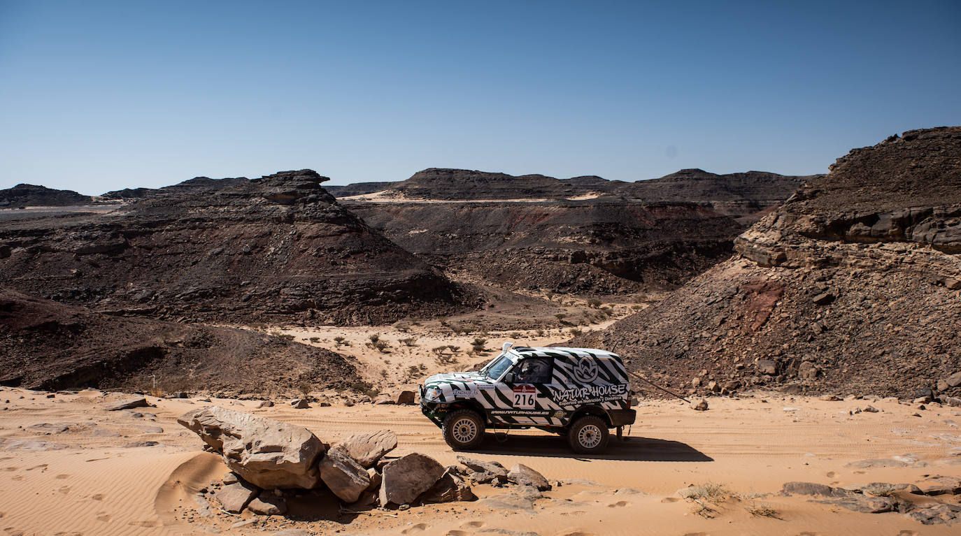 Pionero en la nueva aventura del Dakar con coches clásicos. Estas son algunas de las mejores fotos de aquella aventura. 