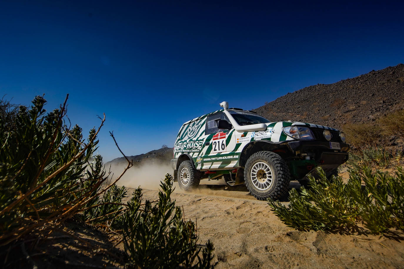 Pionero en la nueva aventura del Dakar con coches clásicos. Estas son algunas de las mejores fotos de aquella aventura. 